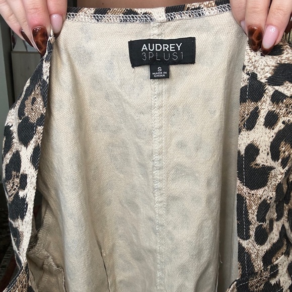 Leopard Button Front Mini S - Picture 3 of 7